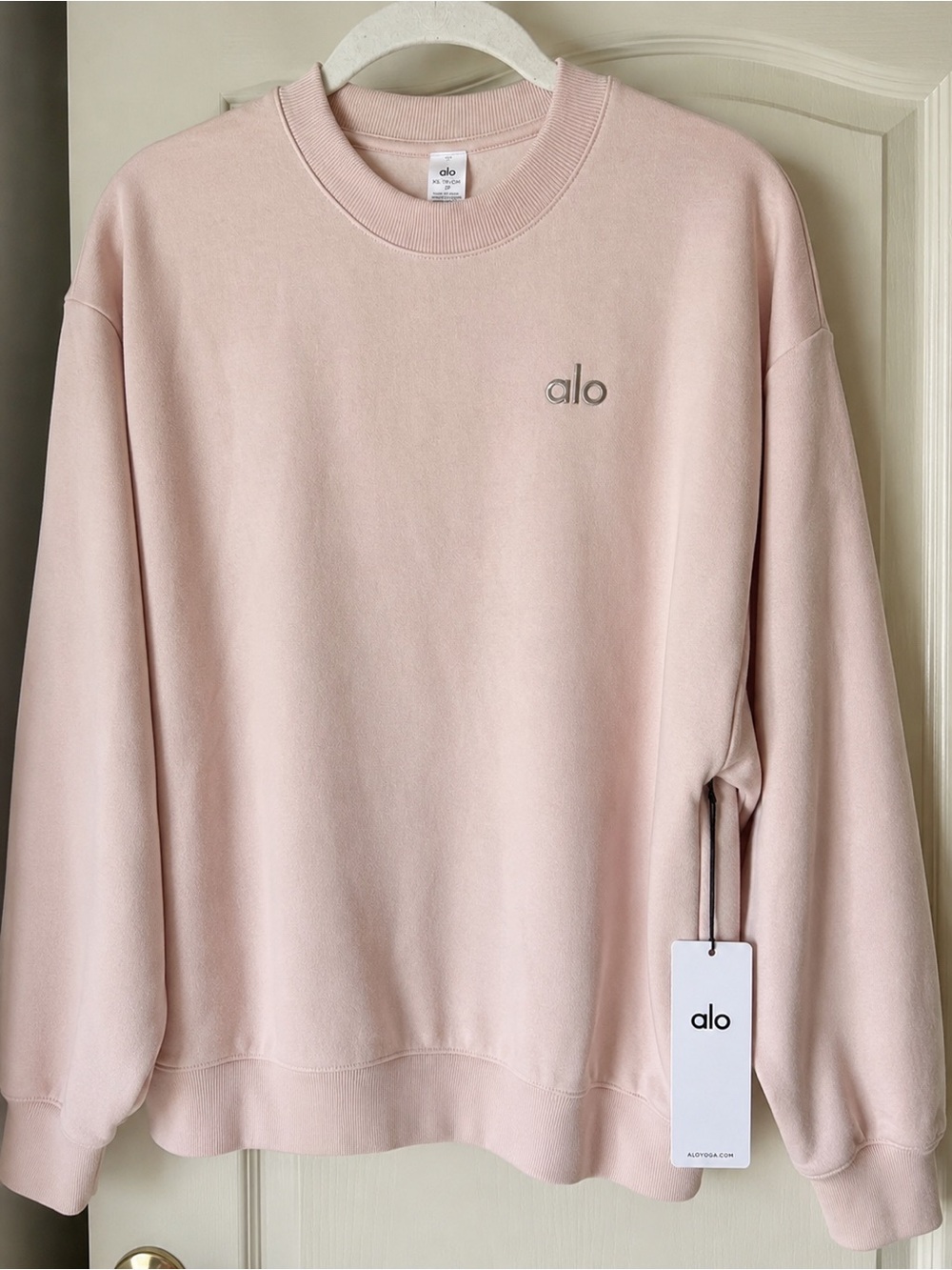 ALO Yoga Women’s   Dusty Pink Crewneck Sweatshirt